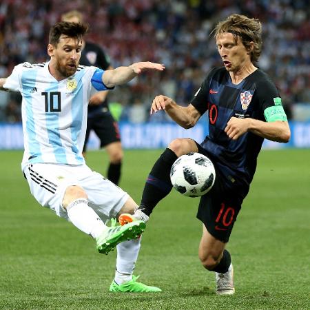 Lionel Messi e Luka Modric dividem bola em duelo pela Copa do Mundo de 2018 - Gabriel Rossi/Getty Images