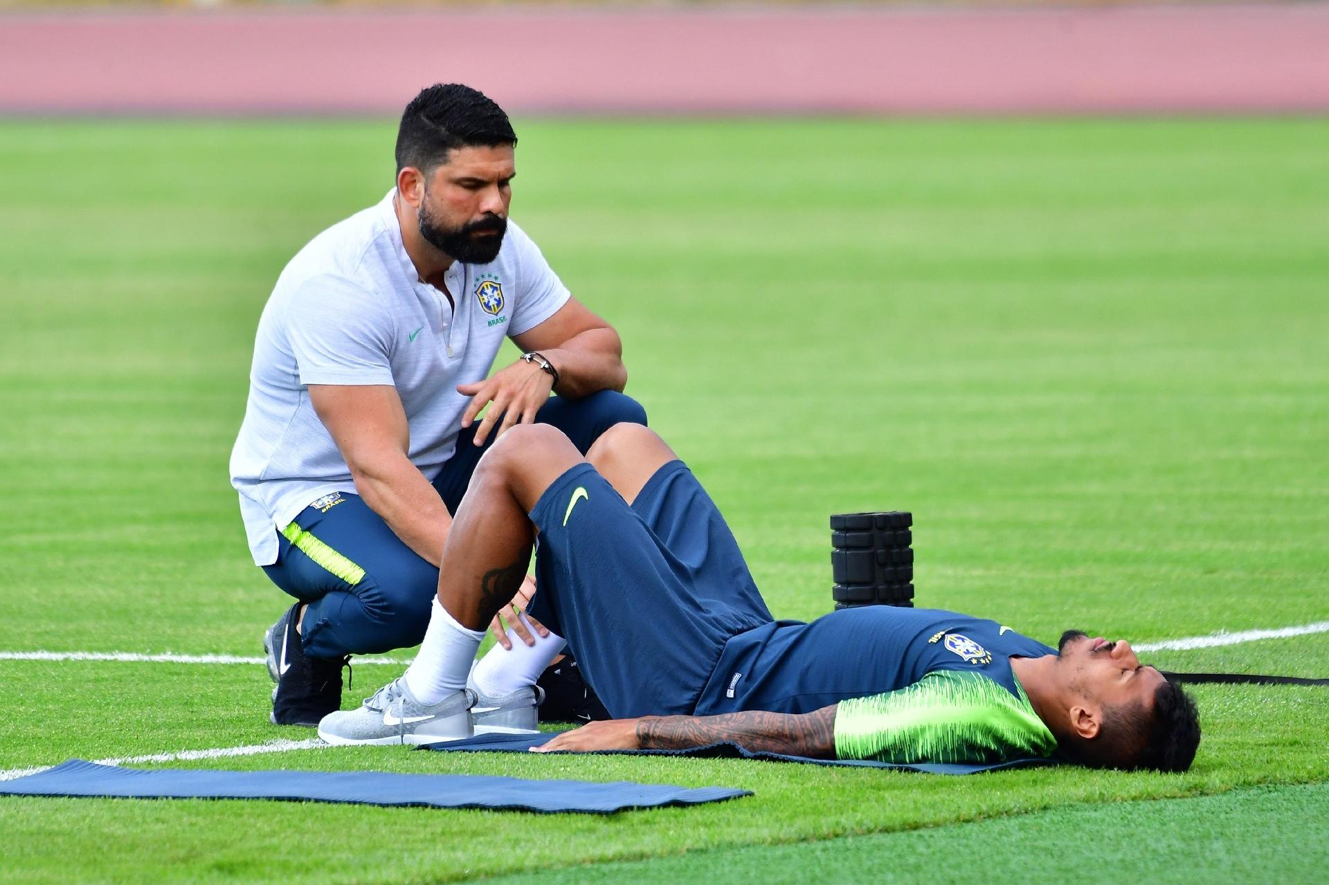 Com dores na lombar, Paulinho faz atividade com fisioterapeuta Bruno Mazziotti - AFP PHOTO / Luis Acosta