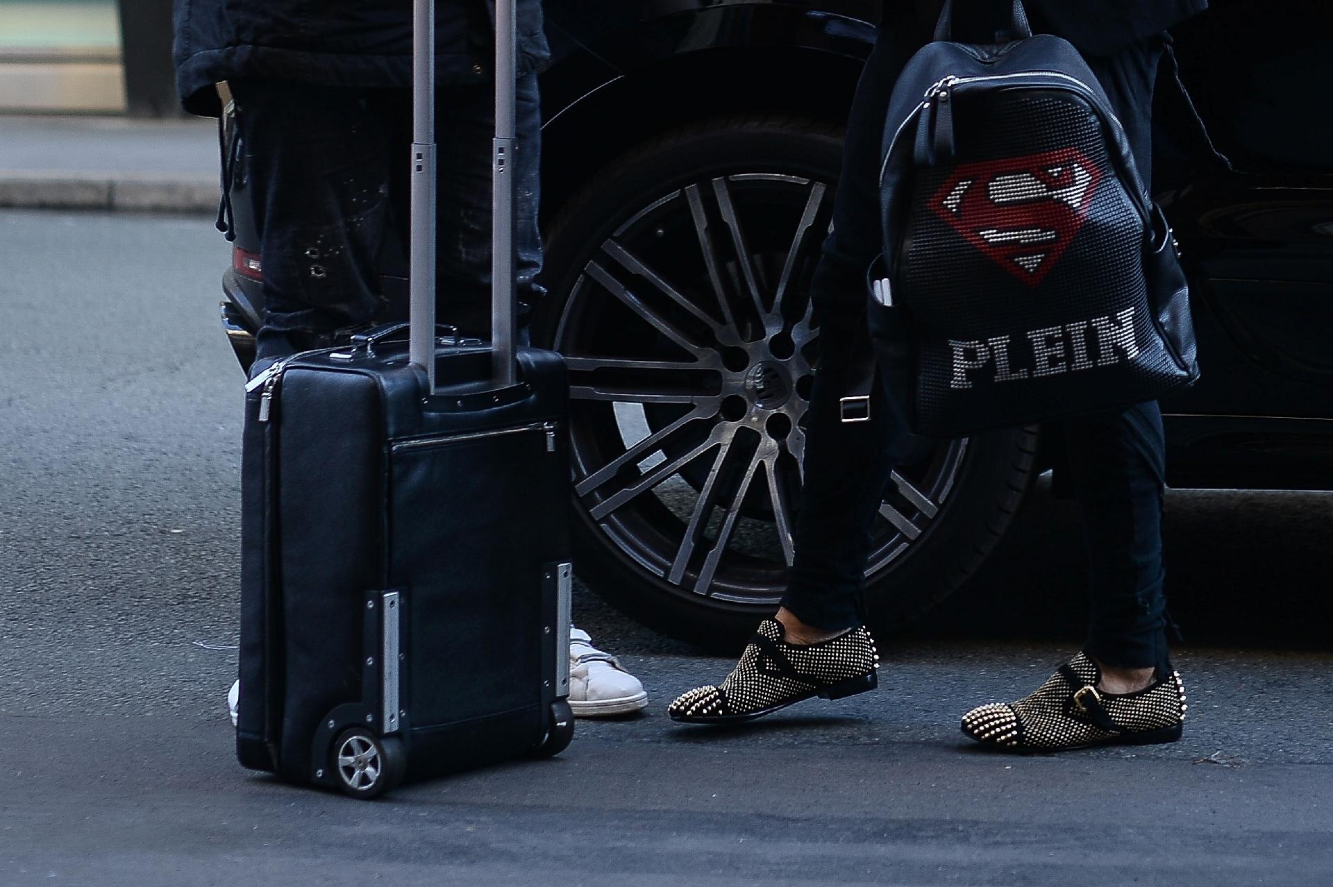 Daniel Alves ousou no visual em sua chegada ao hotel onde a seleção brasileira está hospedada, em Paris - Pedro Martins / MoWA Press