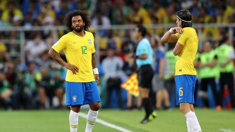 Marcelo (e) sente dores e é substituído por Filipe Luís no duelo da seleção brasileira contra a Sérvia na Arena Spartak, em Moscou - Maddie Meyer/Getty Images