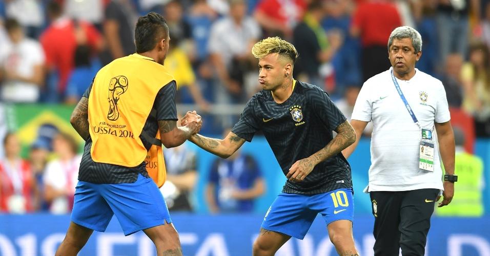 Paulinho e Neymar fazem aquecimento antes do jogo