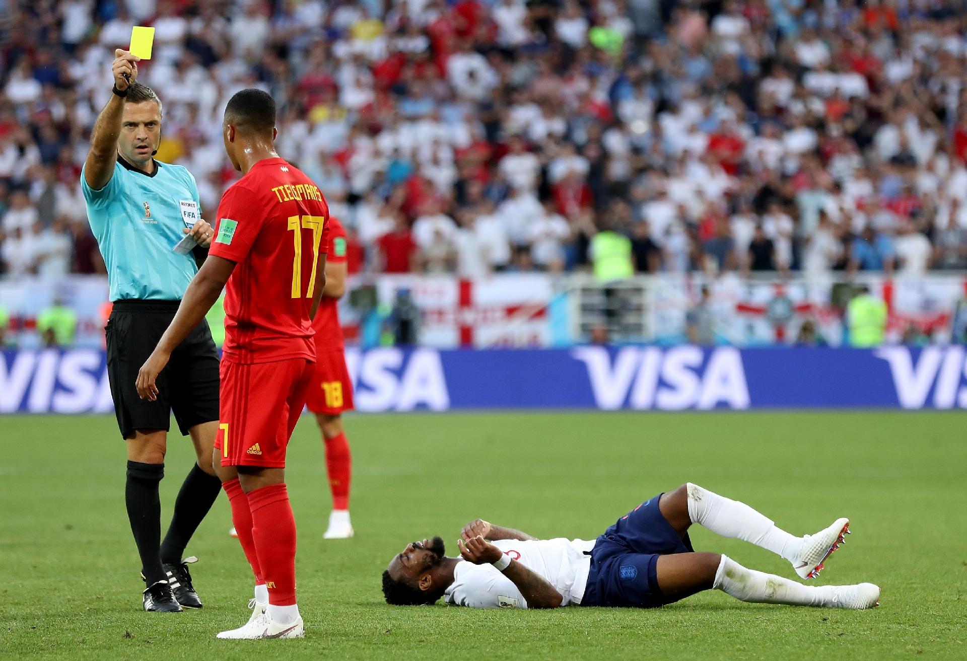 Youri Tielemans leva cartão amarelo após cometer falta em Danny Rose no duelo entre Inglaterra e Bélgica - Ryan Pierse/Getty Images