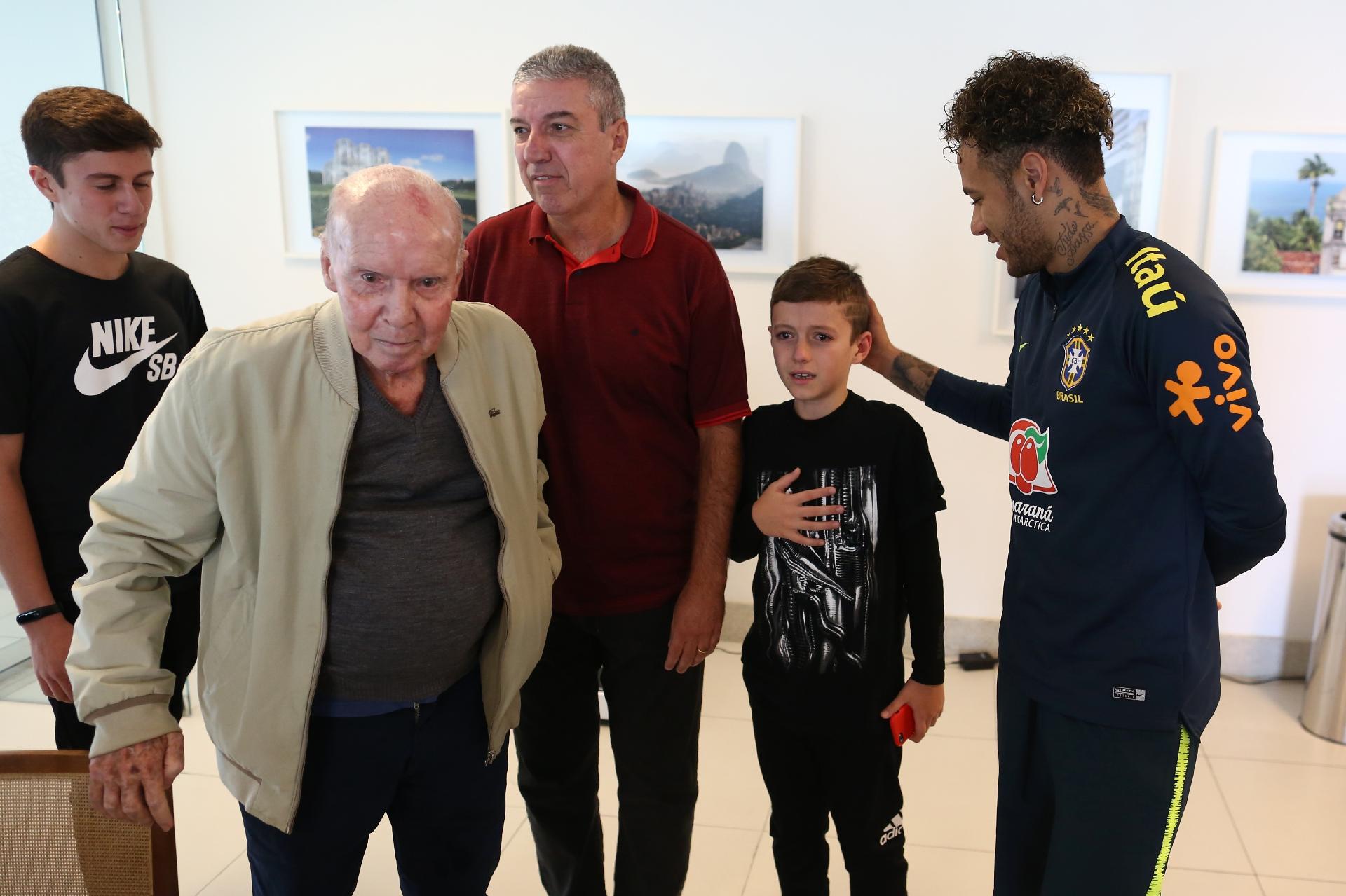 Neymar se encontra com a família de Zagallo - Lucas Figueiredo/CBF
