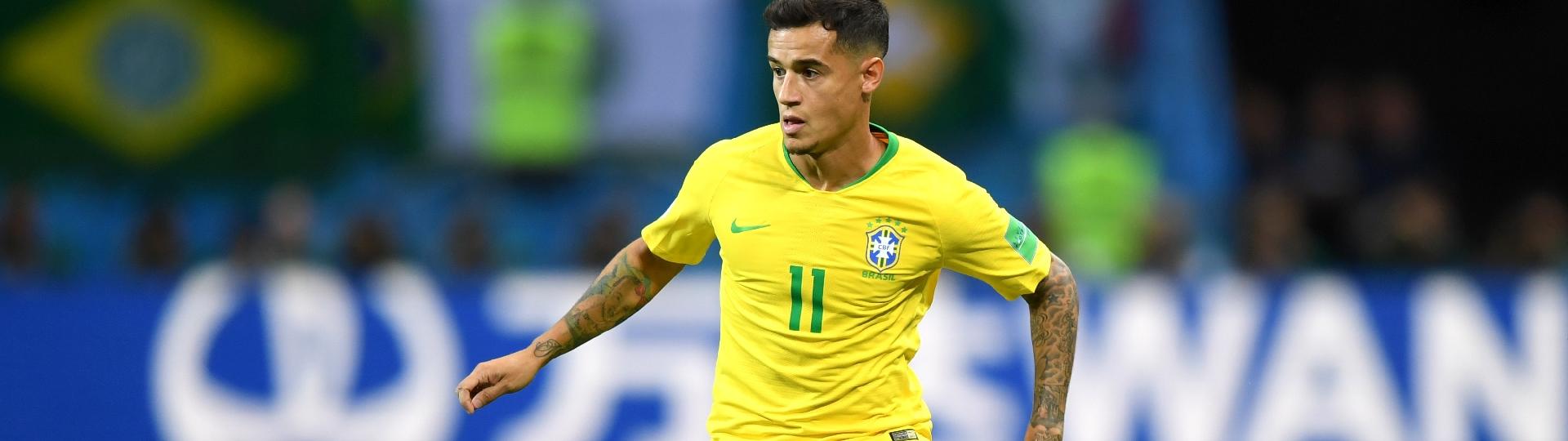 O meia Philippe Coutinho tenta armar o jogo para o Brasil contra a Bélgica