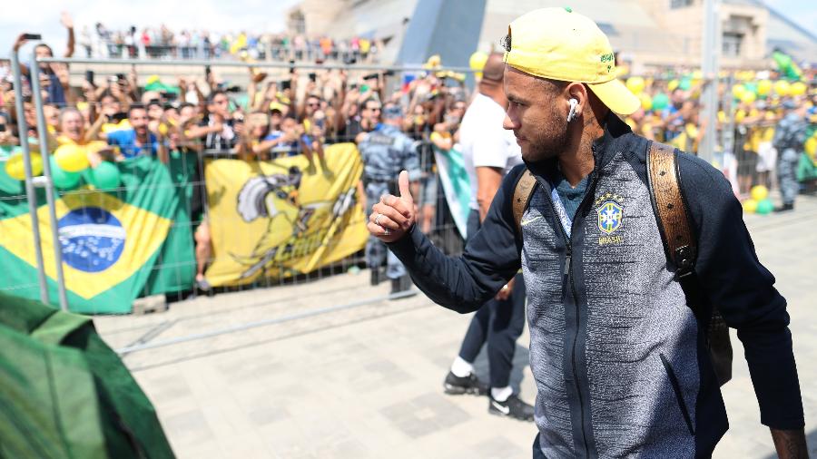 Neymar é ovacionado pelos torcedores na chegada ao hotel em Kazan - Lucas Figueiredo/CBF