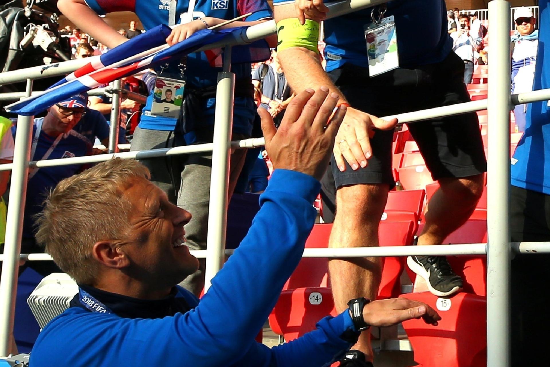 Jogadores da Islândia comemoram empate com a Argentina nos braços da torcida - ALBERT GEA/Reuters