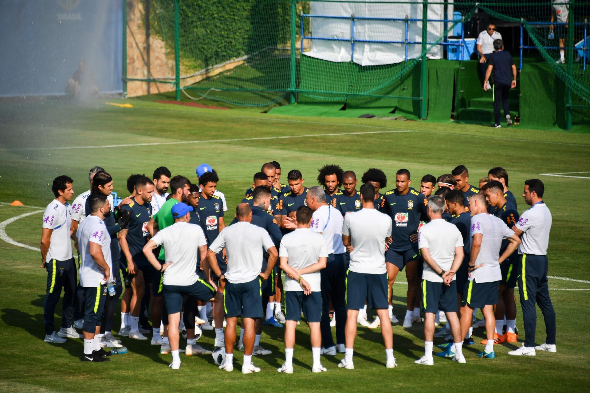Tite conversa com os jogadores durante o treino - AFP PHOTO / Nelson Almeida