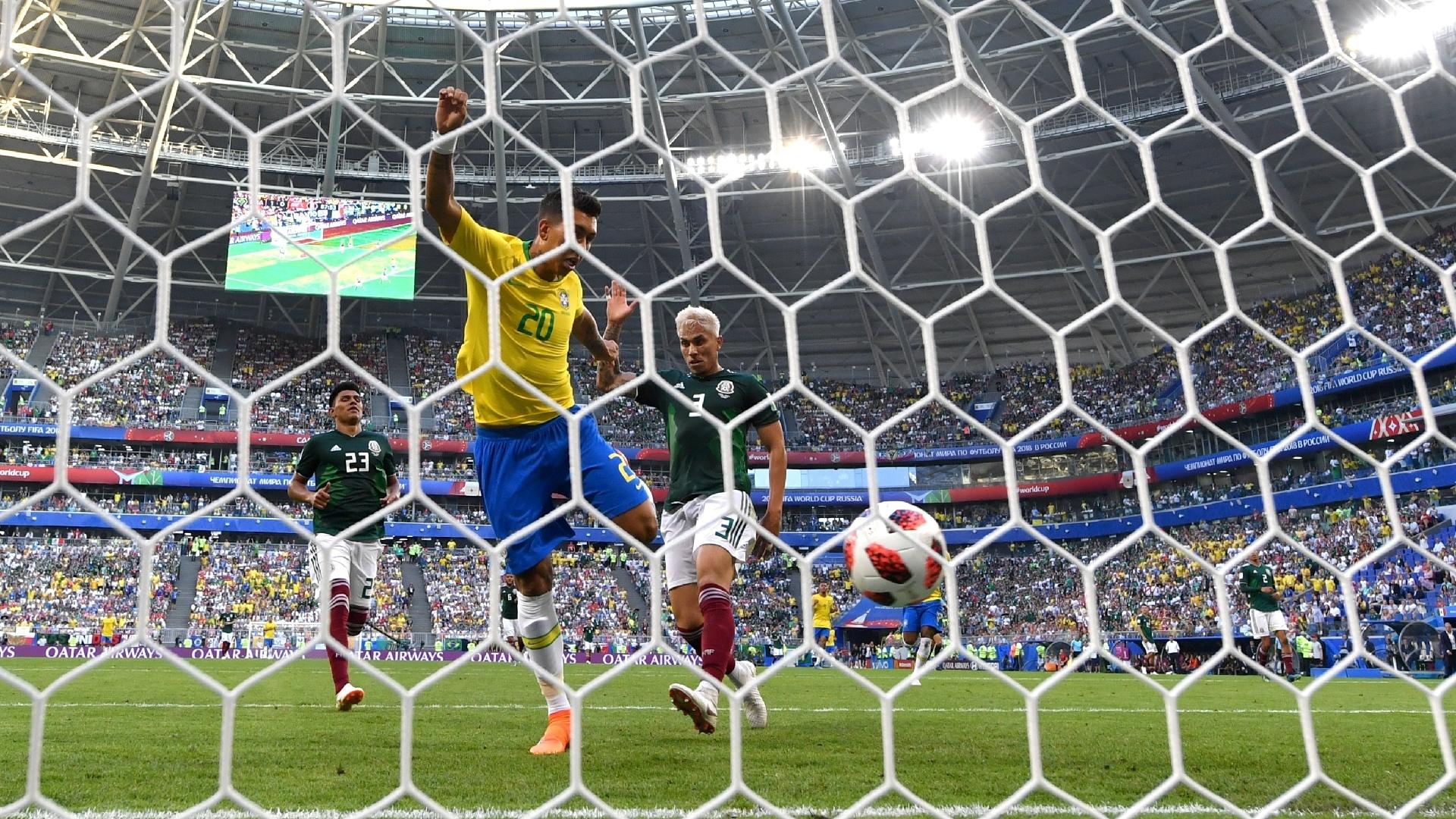 Firmino aparece livre para marcar o segundo gol do Brasil na partida contra o México