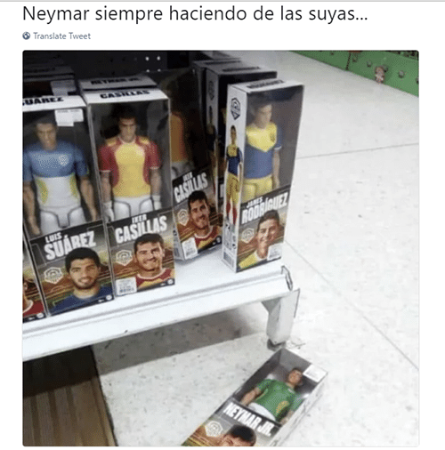 "Neymar sempre aprontando as suas": até um boneco do craque caído no chão entrou na brincadeira - Reprodução/Twitter