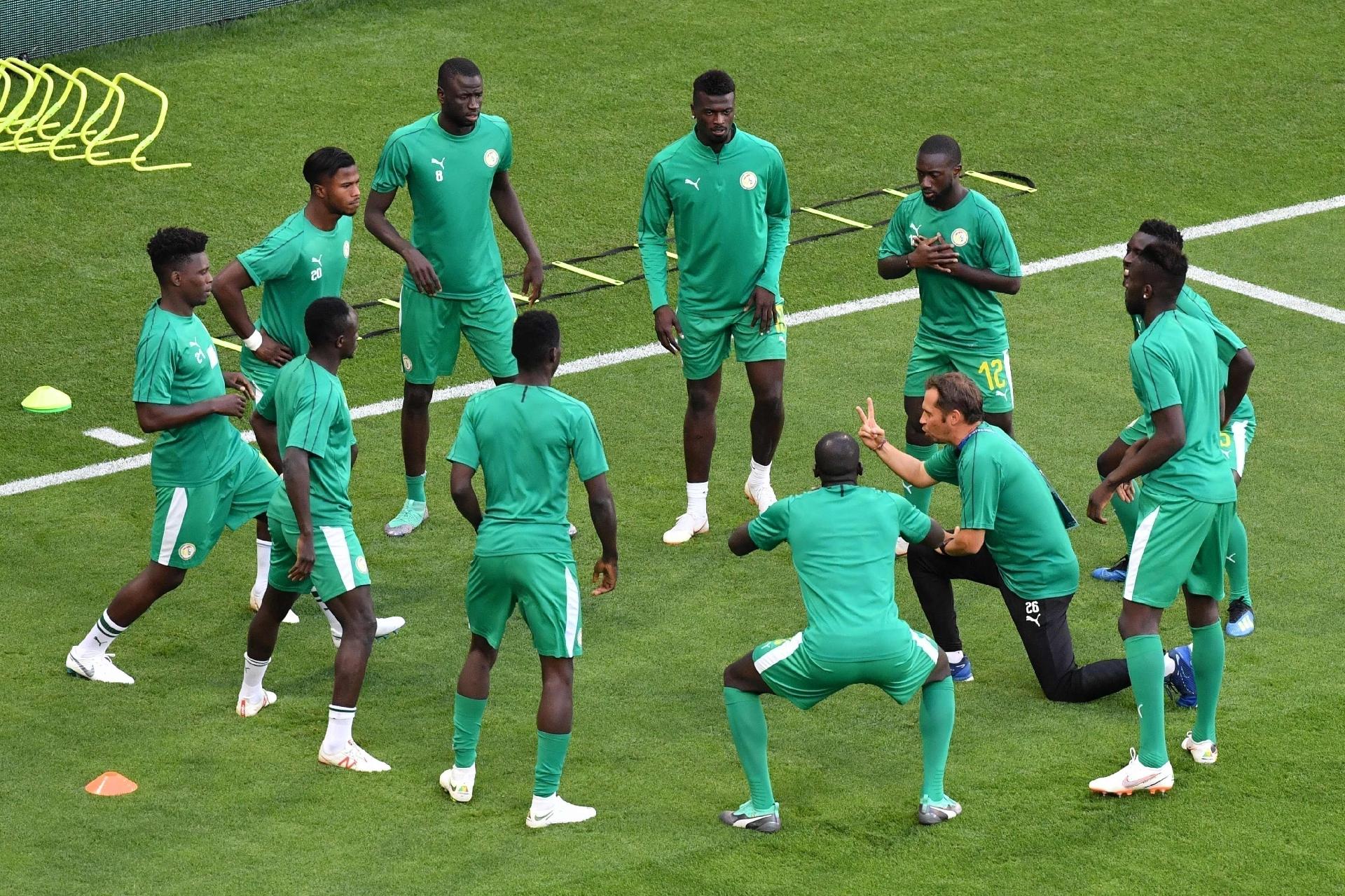 Atletas de Senegal se aquecem pouco antes de jogo contra a Colômbia - AFP