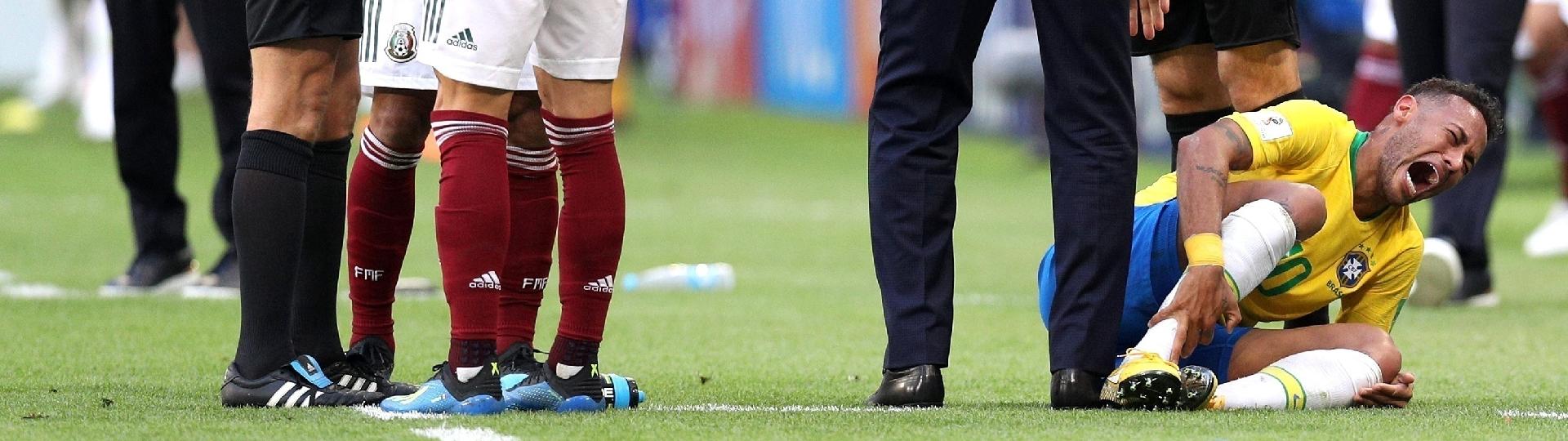 Neymar se contorce após jogada na lateral de campo