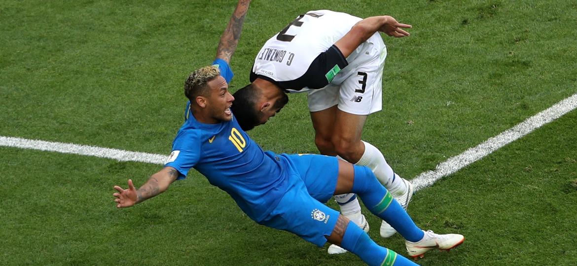 Neymar caiu dentro da área e juiz deu penalidade, mas decisão foi cancelada após o VAR - Reuters