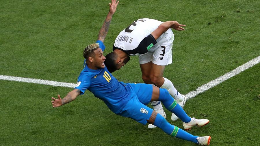 Neymar cai dentro da área e juiz deu penalidade. Mas decisão foi cancelada após o VAR - Reuters