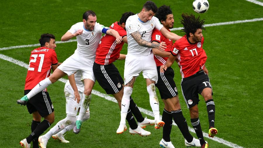 Gol do Uruguai foi dramático. Time sul-americano pressionava o Egito no fim de jogo. Em cobrança de falta à área, Gimenez saltou para anotar o gol de cabeça, drecretando vitória do Uruguai em sua estreia nesta Copa - Getty Images