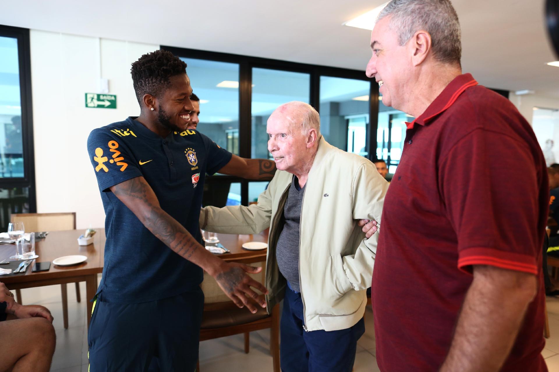 Zagallo cumprimenta Fred - Lucas Figueiredo/CBF