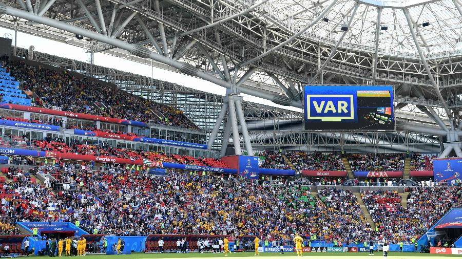Telão na Arena Kazan informa que jogada está sendo analisada pelo VAR. O árbitro decidiu mudar sua decisão inicial ao rever o lance. A França cobrou pênalti e abriu placar com Griezmann - AFP