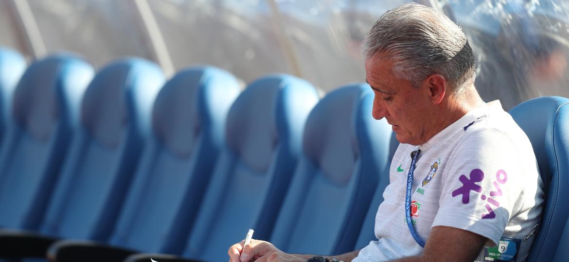 Tite faz anotações durante treino da seleção brasileira; treinador manteve a equipe mesmo após empate na estreia - Lucas Figueiredo/CBF