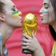 Torcedoras do Brasil beijam réplica da taça da Copa do Mundo antes de duelo contra a Bélgica - Toru Hanai/Reuters