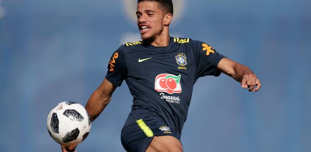 Taison toca de primeira durante treino da seleção brasileira. Jogador quer voltar ao Inter - Pedro Martins / MoWA Press