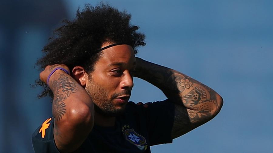Marcelo ajeita o cabelo durante treino da seleção brasileira - REUTERS/Hannah Mckay