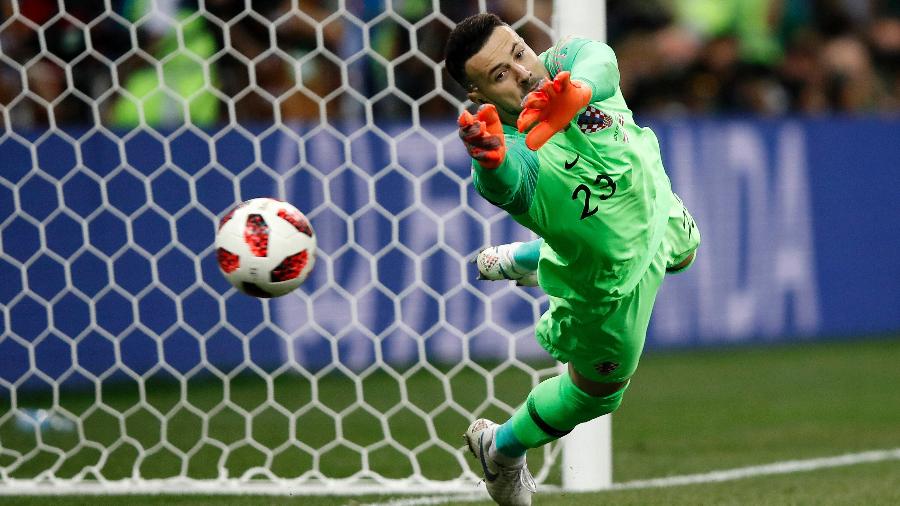 Danijel Subasic defende cobrança de pênalti de Eriksen em Croácia x Dinamarca - Julian Finney/Getty Images