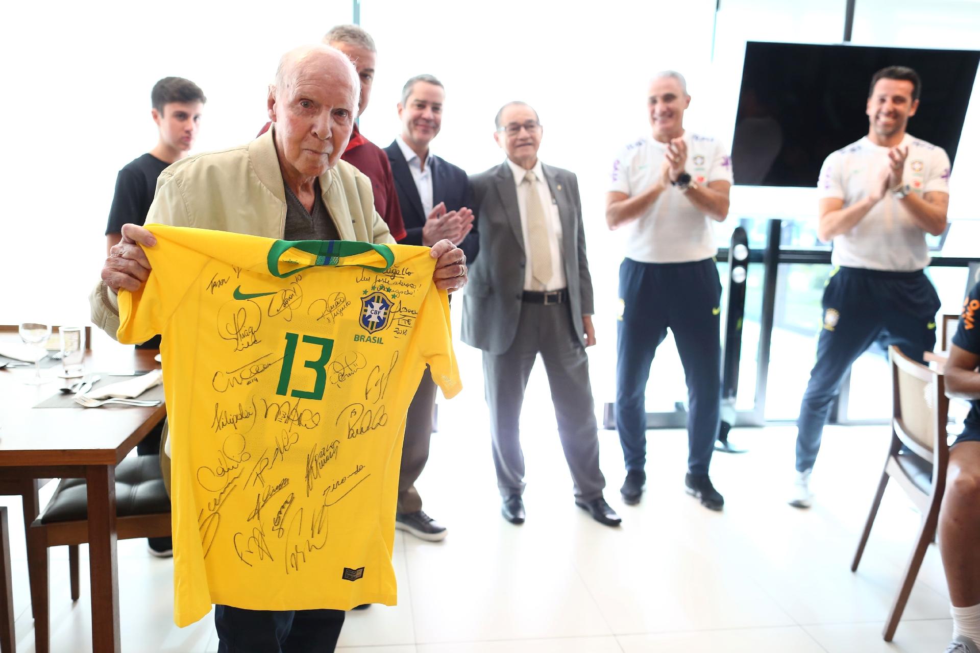 Zagallo recebe camisa autografada da seleção brasileira - Lucas Figueiredo/CBF