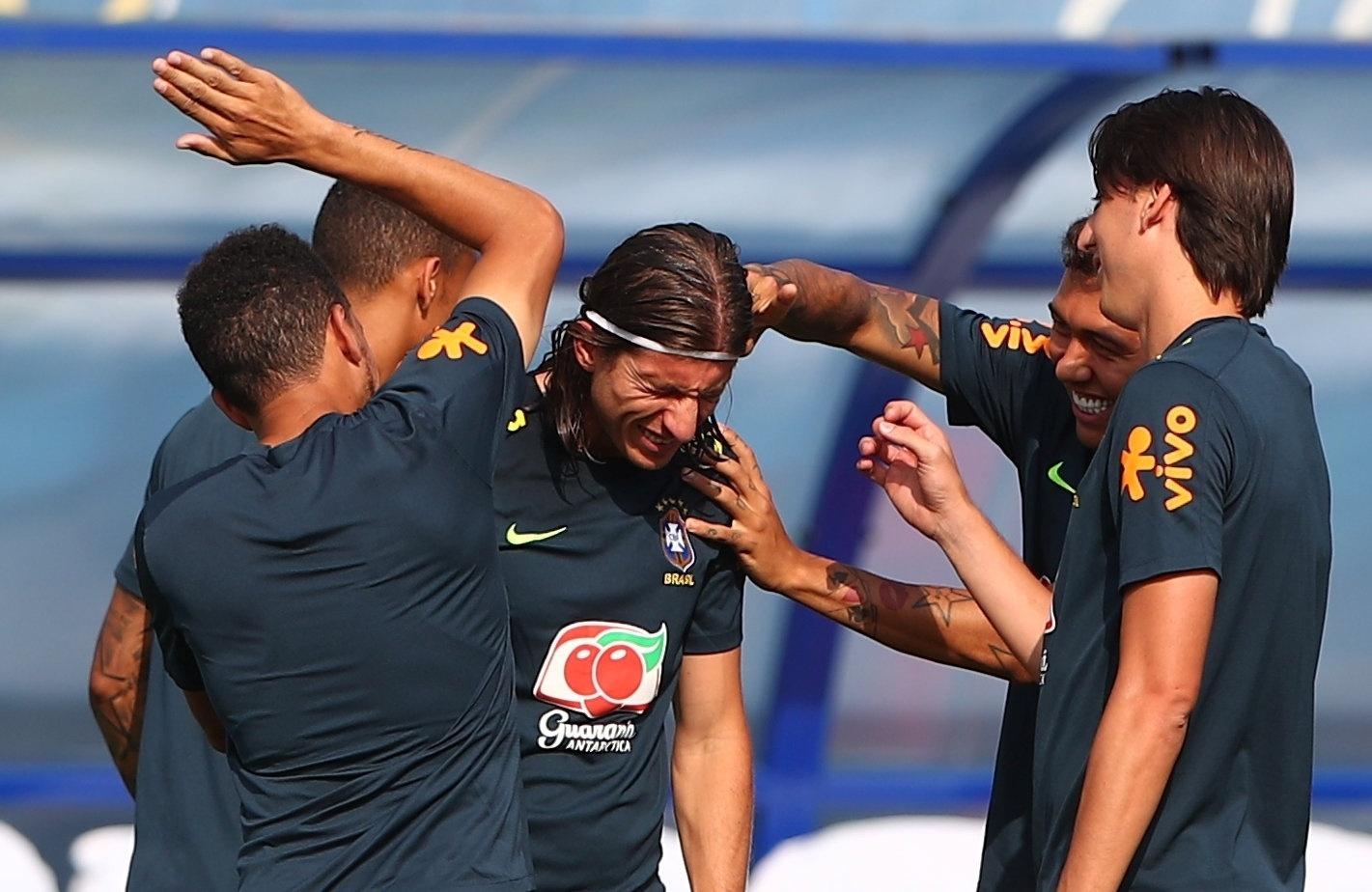 Filipe Luís recebe peteleco durante treino da seleção brasileira - REUTERS/Hannah McKay