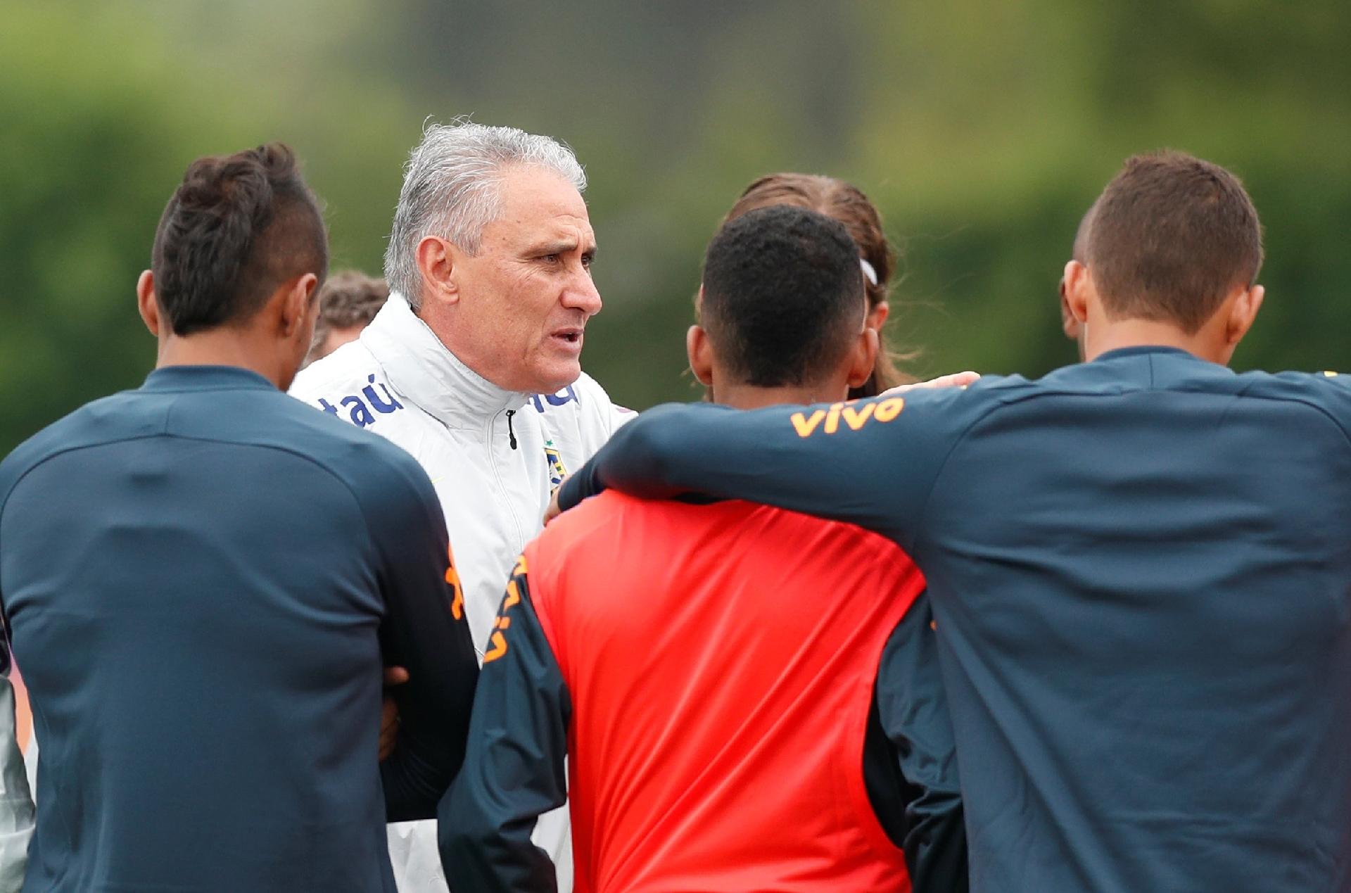 Tite orienta os jogadores durante treino da seleção brasileira - Reuters/Peter Cziborra