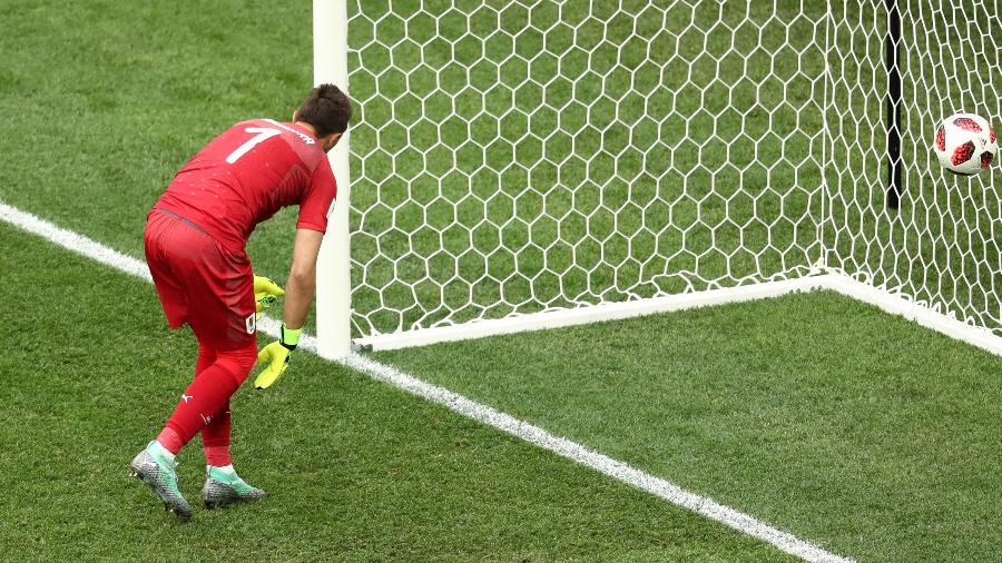 Griezmann chuta de fora da área e Muslera comete falha bisonha. França faz o segundo gol frente ao Uruguai - Getty Images