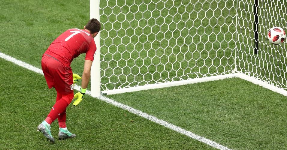 Griezmann chuta de fora da área e Muslera comete falha bisonha. França faz o segundo gol frente ao Uruguai