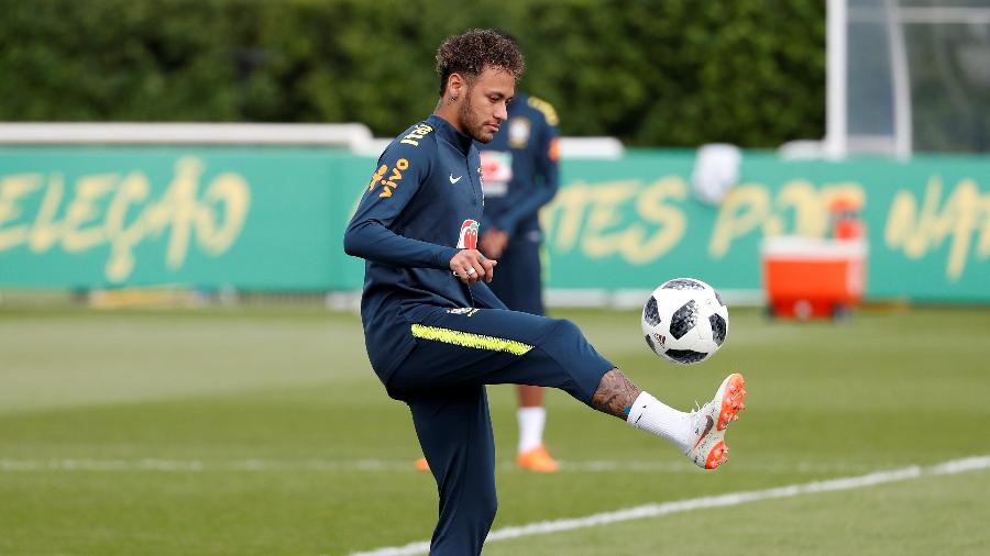 Neymar brinca com a bola durante treino da seleção brasileira - Reuters/Matthew Childs