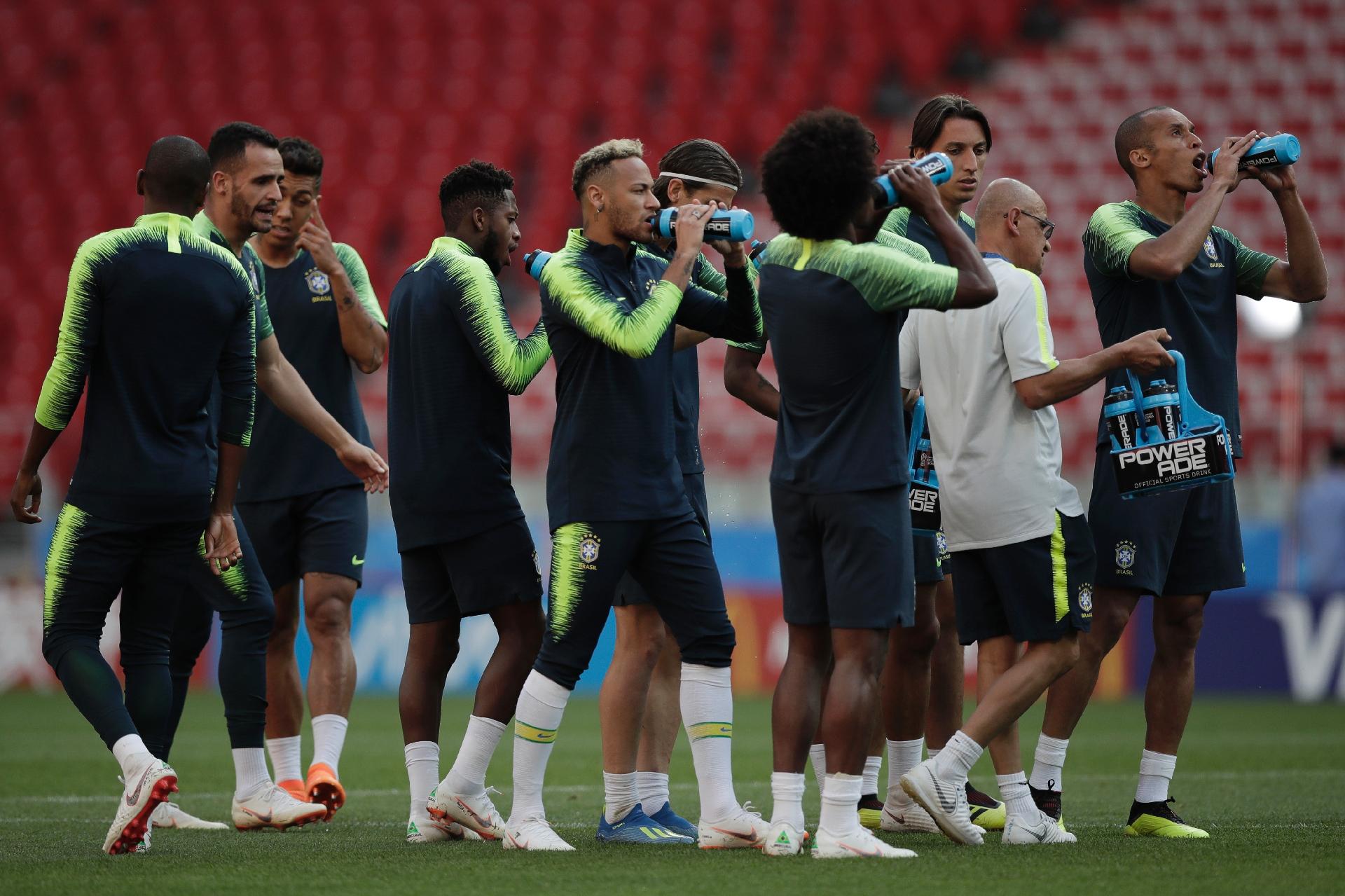 Jogadores se hidratam durante treino da seleção brasileira - André Mourão / MoWA Press
