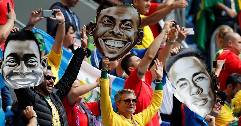 Torcida reverencia Neymar, Ronaldo e Pelé