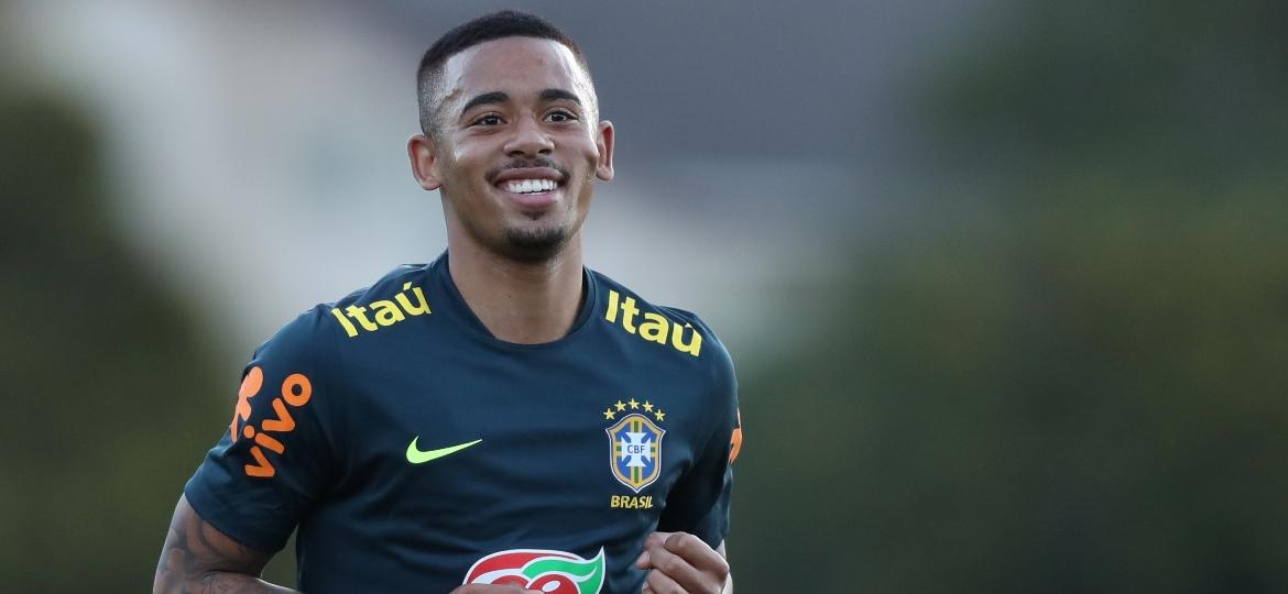 Gabriel Jesus sorri durante treino da seleção brasileira - Lucas Figueiredo/CBF