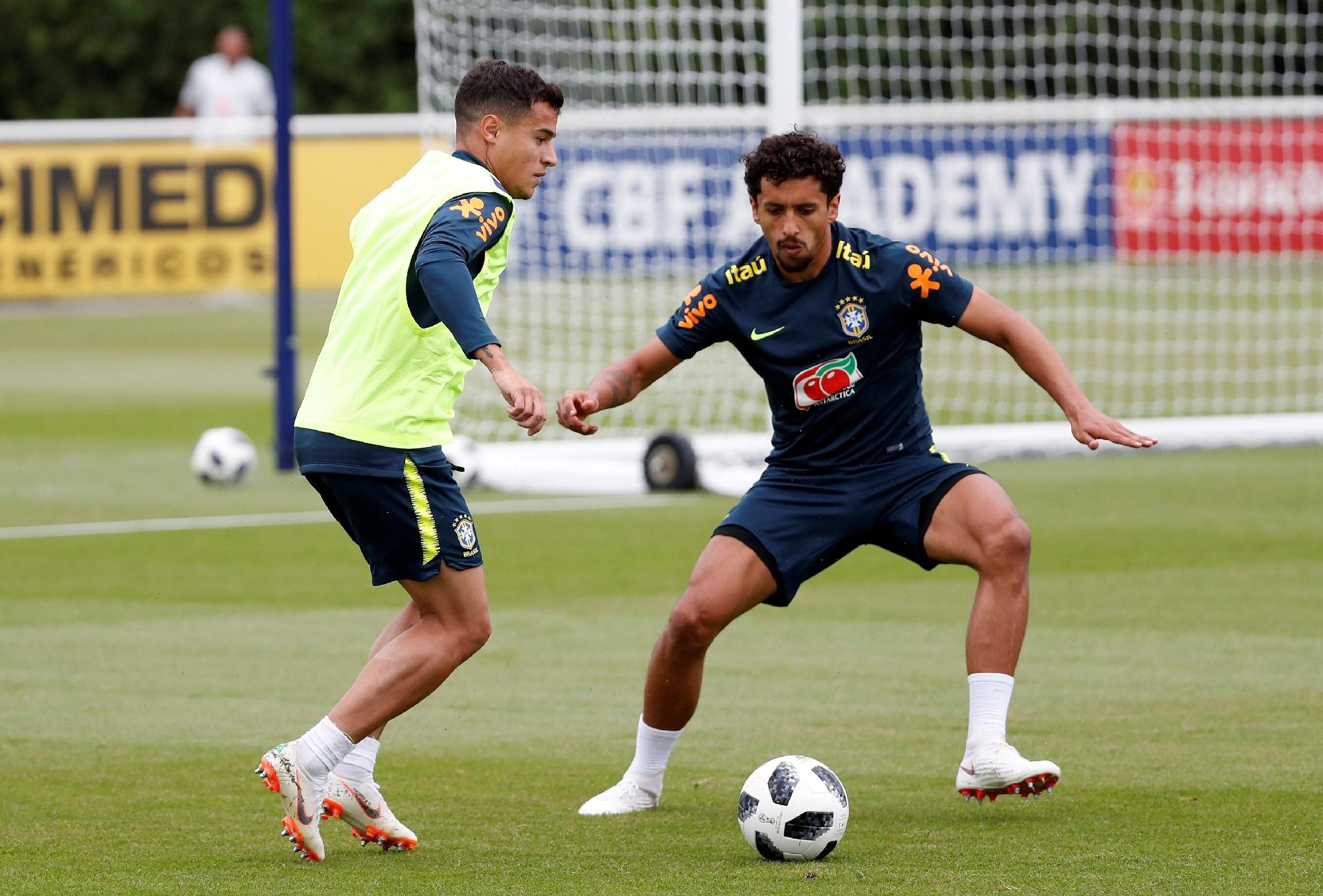 Coutinho tenta passar pela marcação de Marquinhos em treino da seleção brasileira - Reuters/Matthew Childs