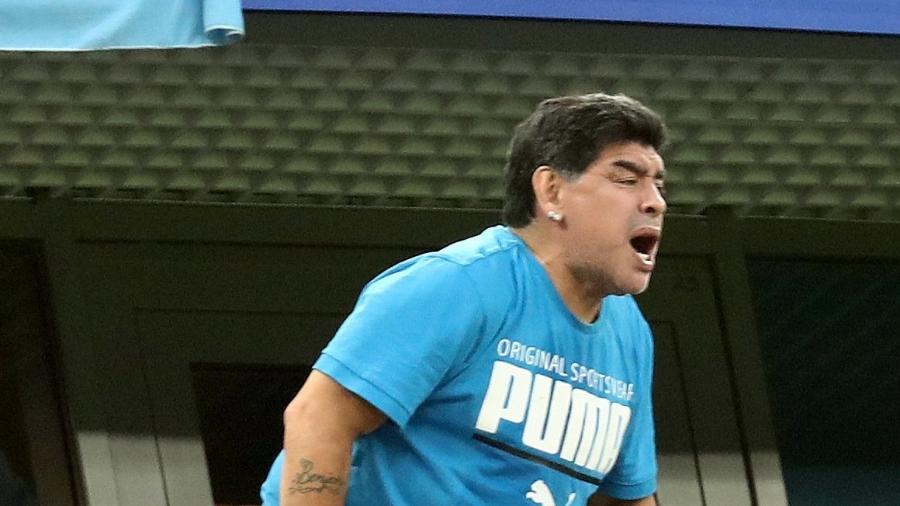 Das tribunas, Diego Maradona reclama durante o jogo entre Argentina e Nigéria - Sergio Perez/Reuters