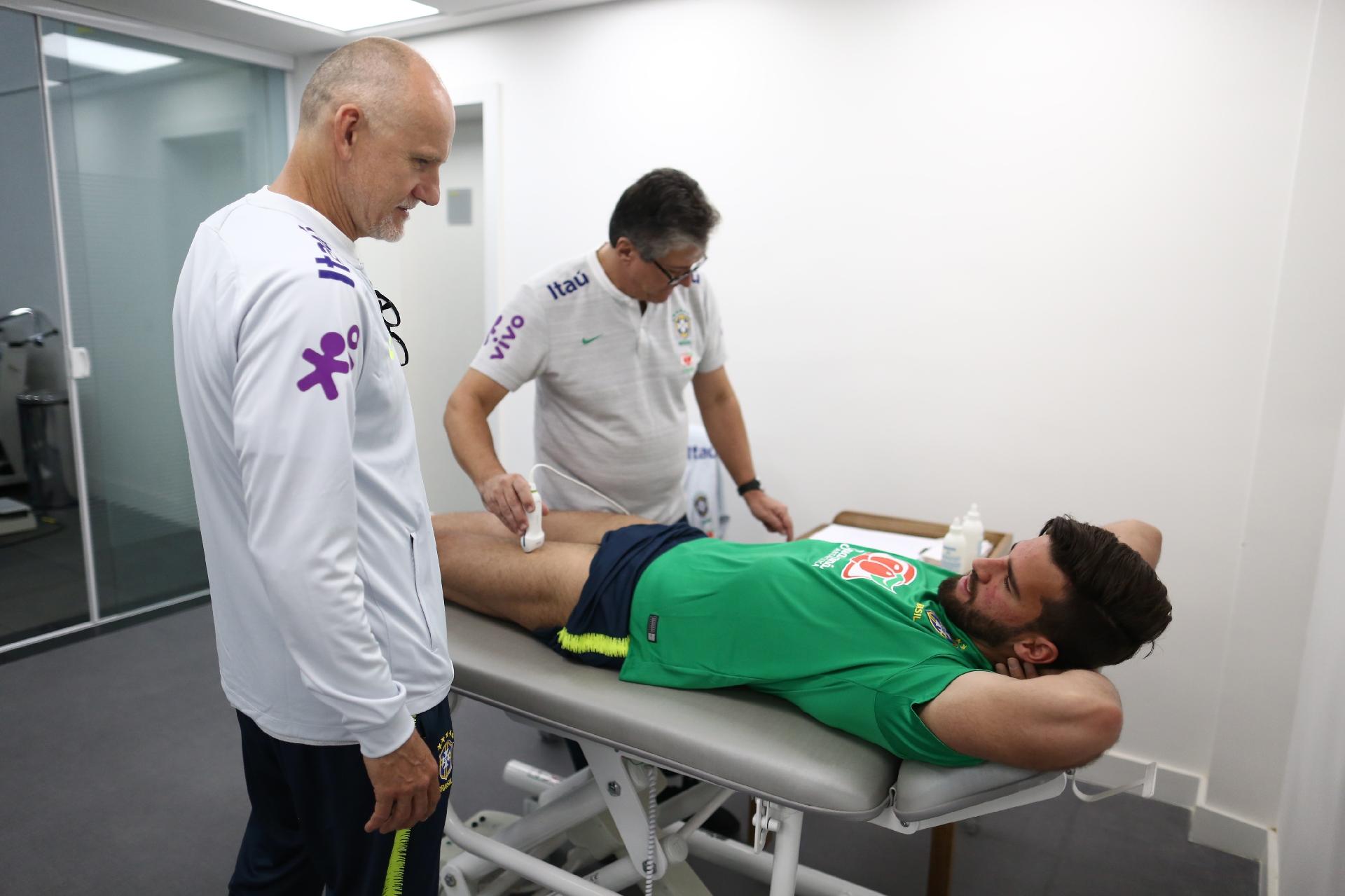 Alisson conversa com Taffarel enquanto é examinado pelo departamento médico da seleção - Lucas Figueiredo/CBF