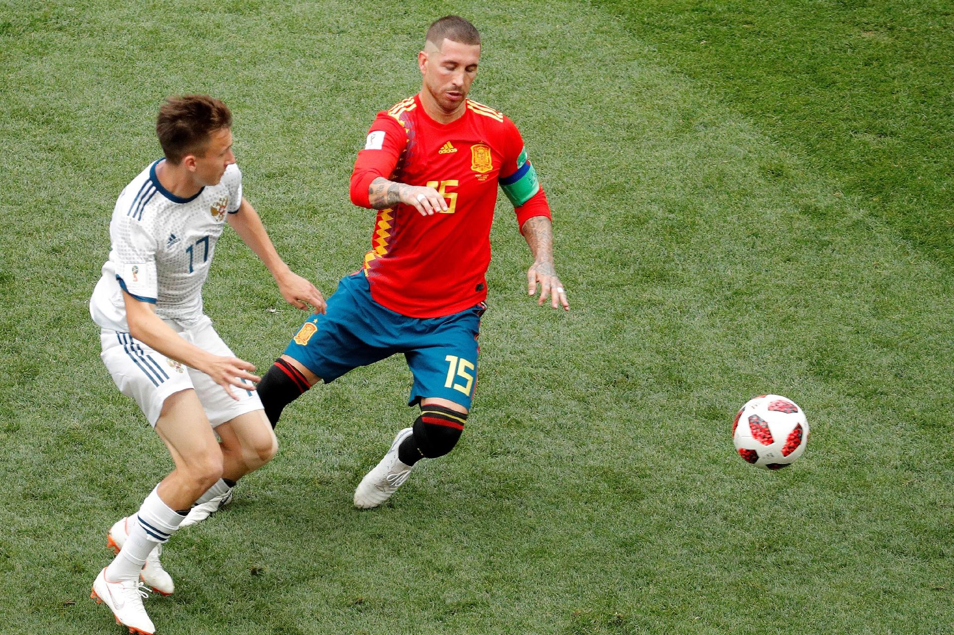 Sergio Ramos, capitão da Espanha, tenta ganhar a bola do meia Aleksandr Golovin, da Rússia - Lavandeira Jr./EFE