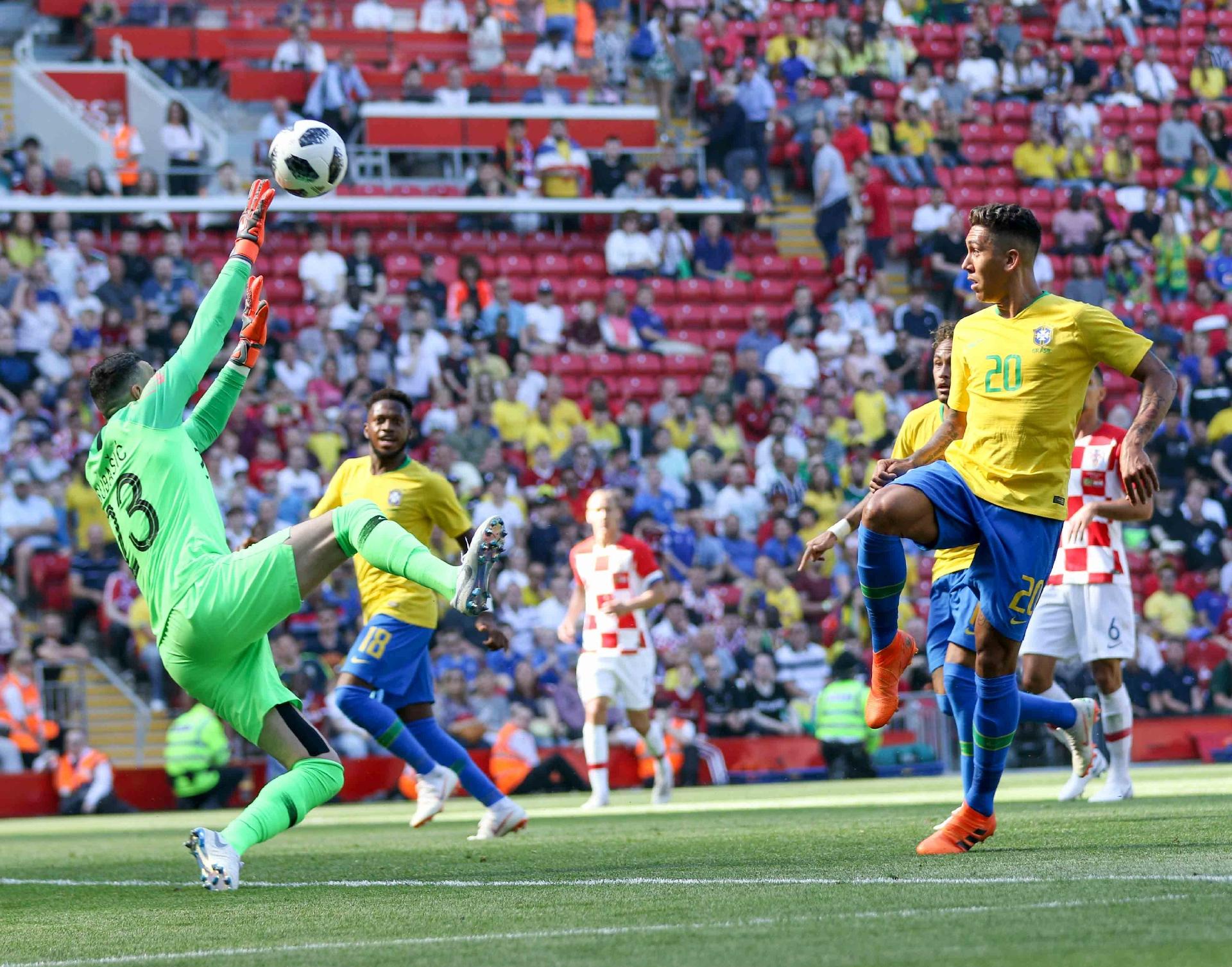 Firmino toca por cima do goleiro para marcar o segundo gol do Brasil sobre a Croácia - Sandra Kelch/Kelch Photography