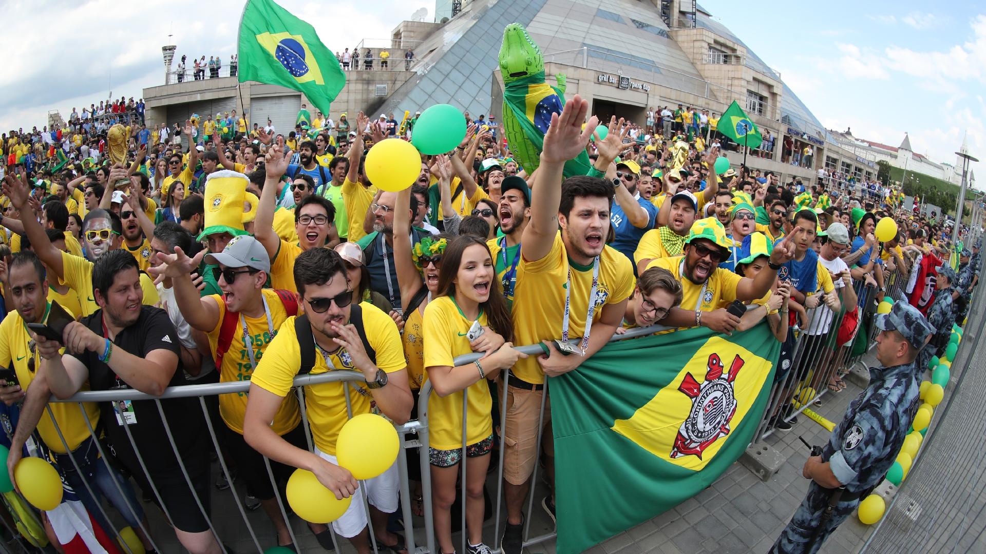 Muitos torcedores se aglomeraram na entrada do hotel da seleção em Kazan nesta quinta (05/07)