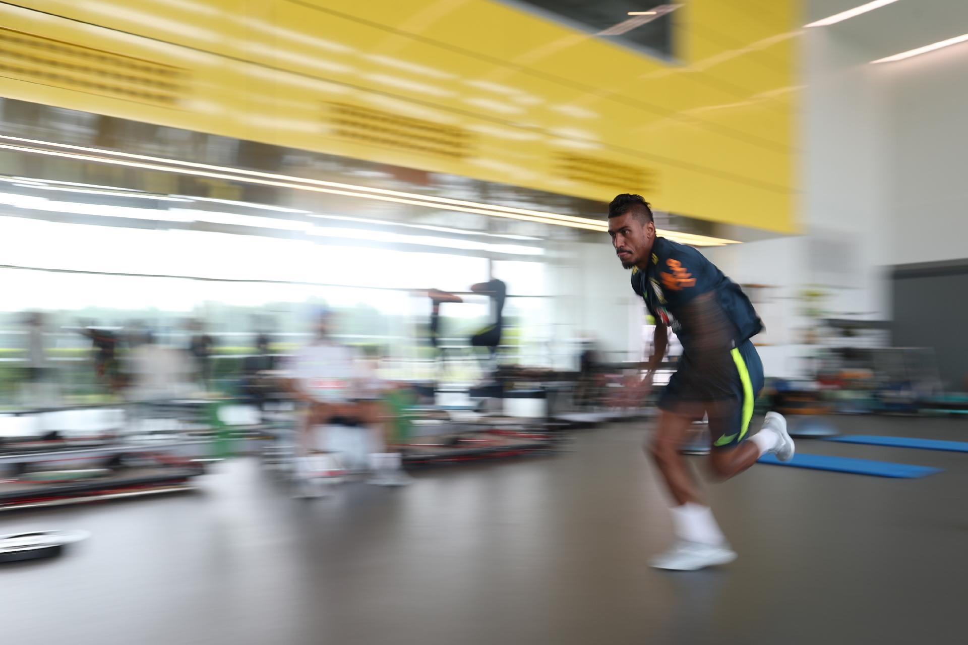 Paulinho faz treino de velocidade no ginásio em Londres - Lucas Figueiredo/CBF