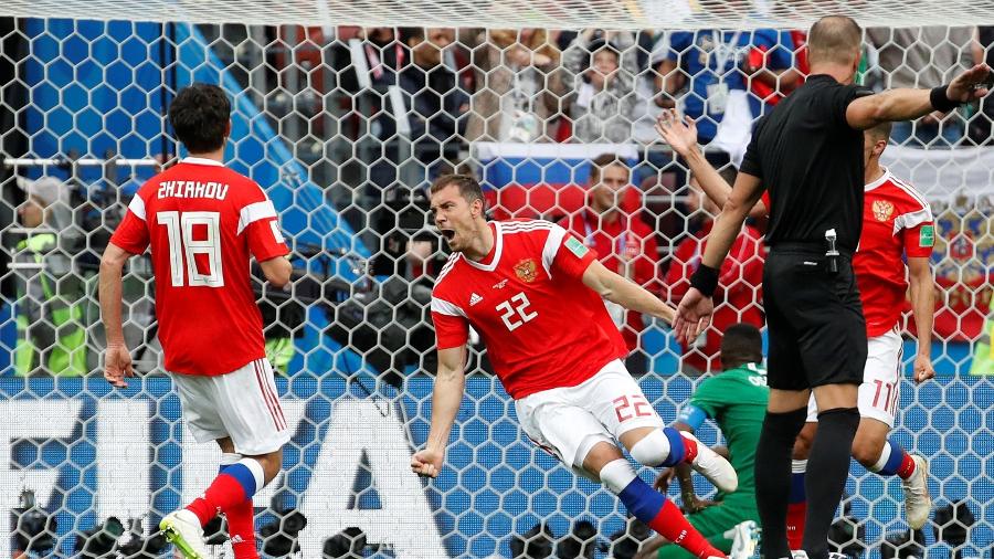 Artem Dzyuba, da seleção da Rússia, comemora ao marcar gol sobre a Arábia Saudita - CHRISTIAN HARTMANN/REUTERS