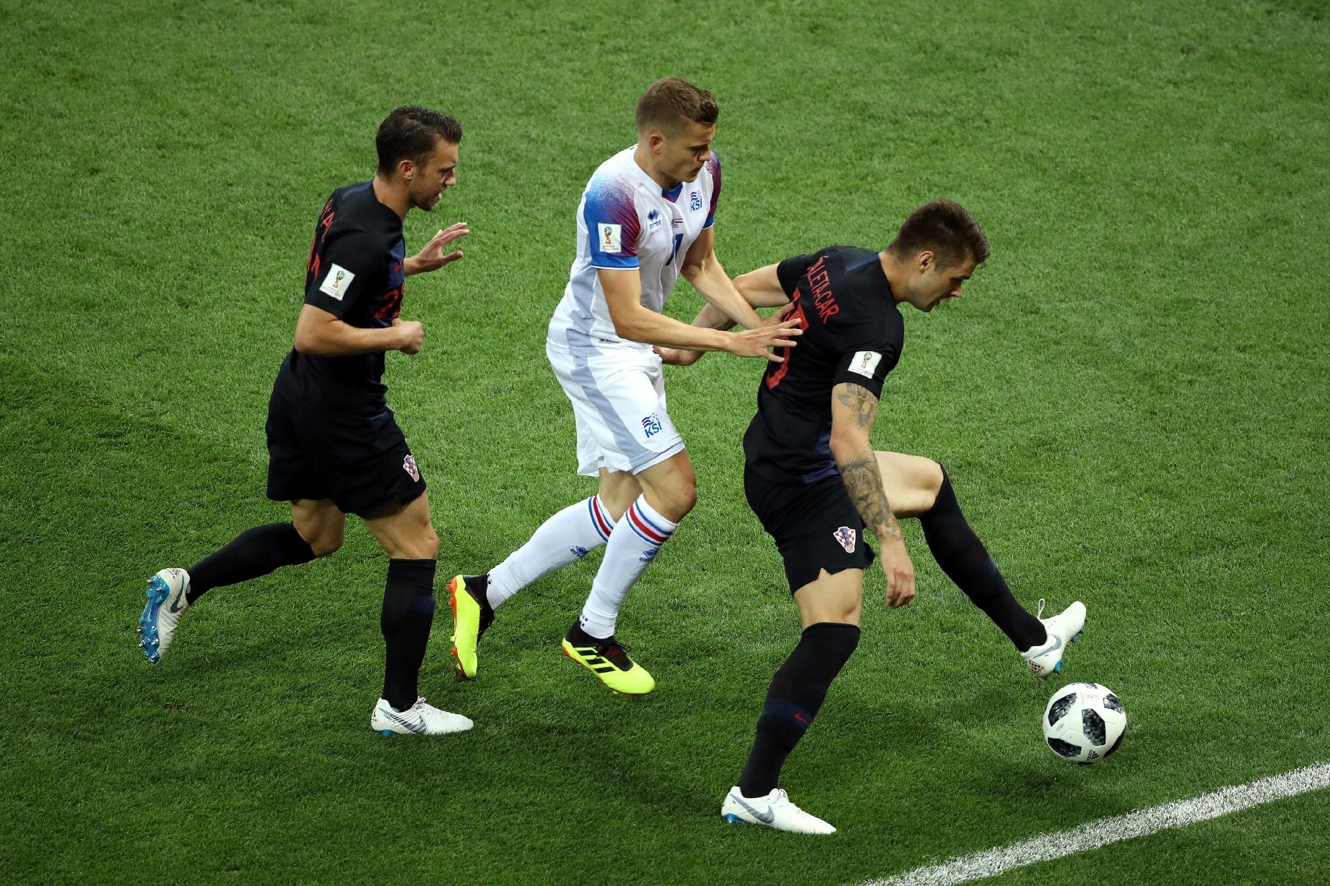 O croata Duje Caleta-Car e o islandês Alfred Finnbogason dividem a bola em um dos primeiros lances da partida - Clive Mason/Getty Images