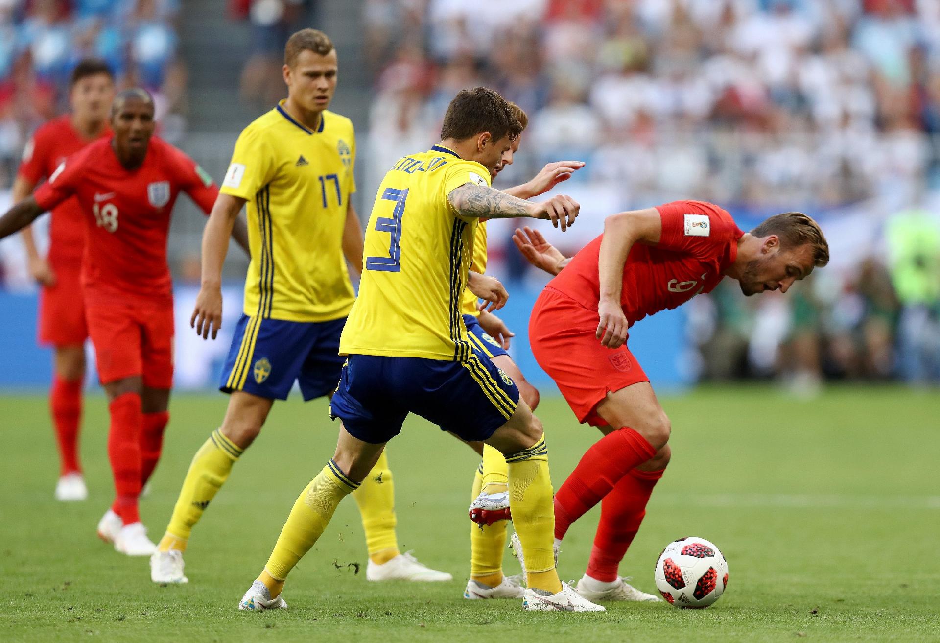 Harry Kane tenta segurar a bola marcado por jogadores da Suécia - Ryan Pierse/Getty Images