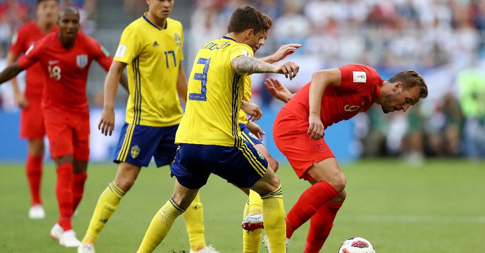 Harry Kane tenta segurar a bola marcado por jogadores da Suécia