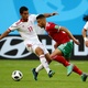 Younes Belhanda, meia do Marrocos, dribla o iraniano Vahid Amiri - Michael Dalder/Reuters