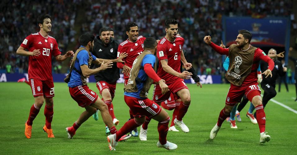 Jogadores do Irã comemoram gol invalidado de Saeid Ezatolahi em duelo contra a Espanha