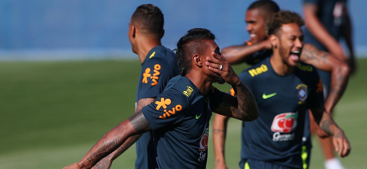 Paulinho e Neymar dão risada durante treino da seleção brasileira - REUTERS/Hannah Mckay