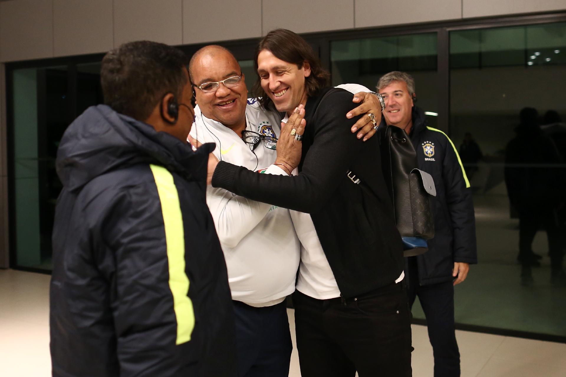 Cássio cumprimenta o segurança Fernandão em sua chegada à Granja Comary - Lucas Figueiredo/CBF