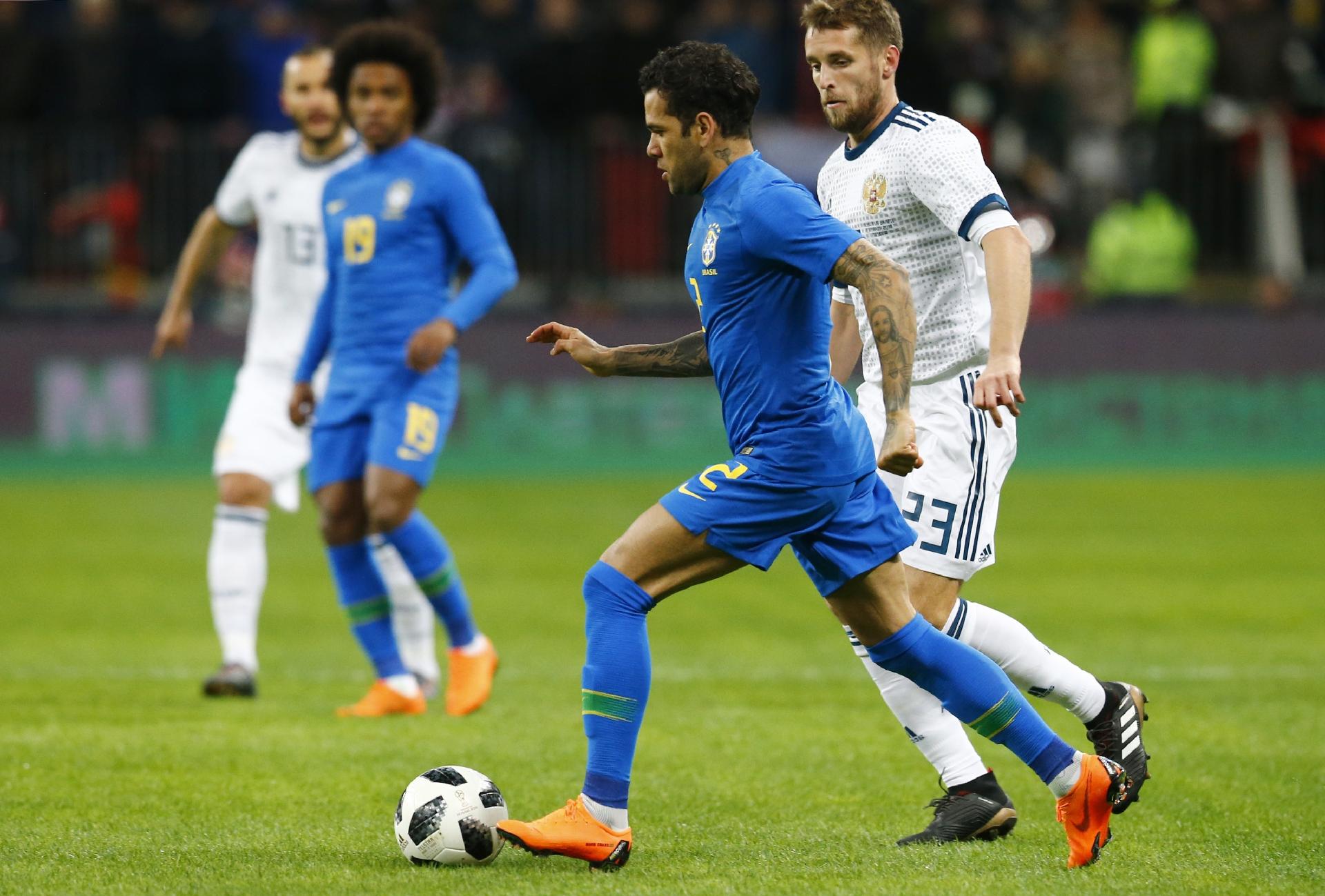 Daniel Alves arranca contra a marcação russa - Alexander Zemlianichenko/AP